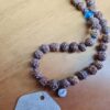 Japamala de Rudrakshas de Bali com pedra Ágata azul