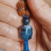 Japamala de Rudrakshas de Bali com pedra Sodalita
