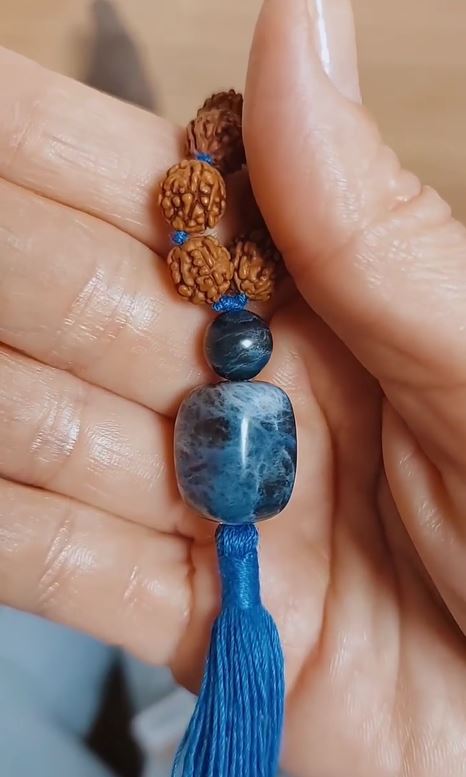 Japamala de Rudrakshas de Bali com pedra Sodalita