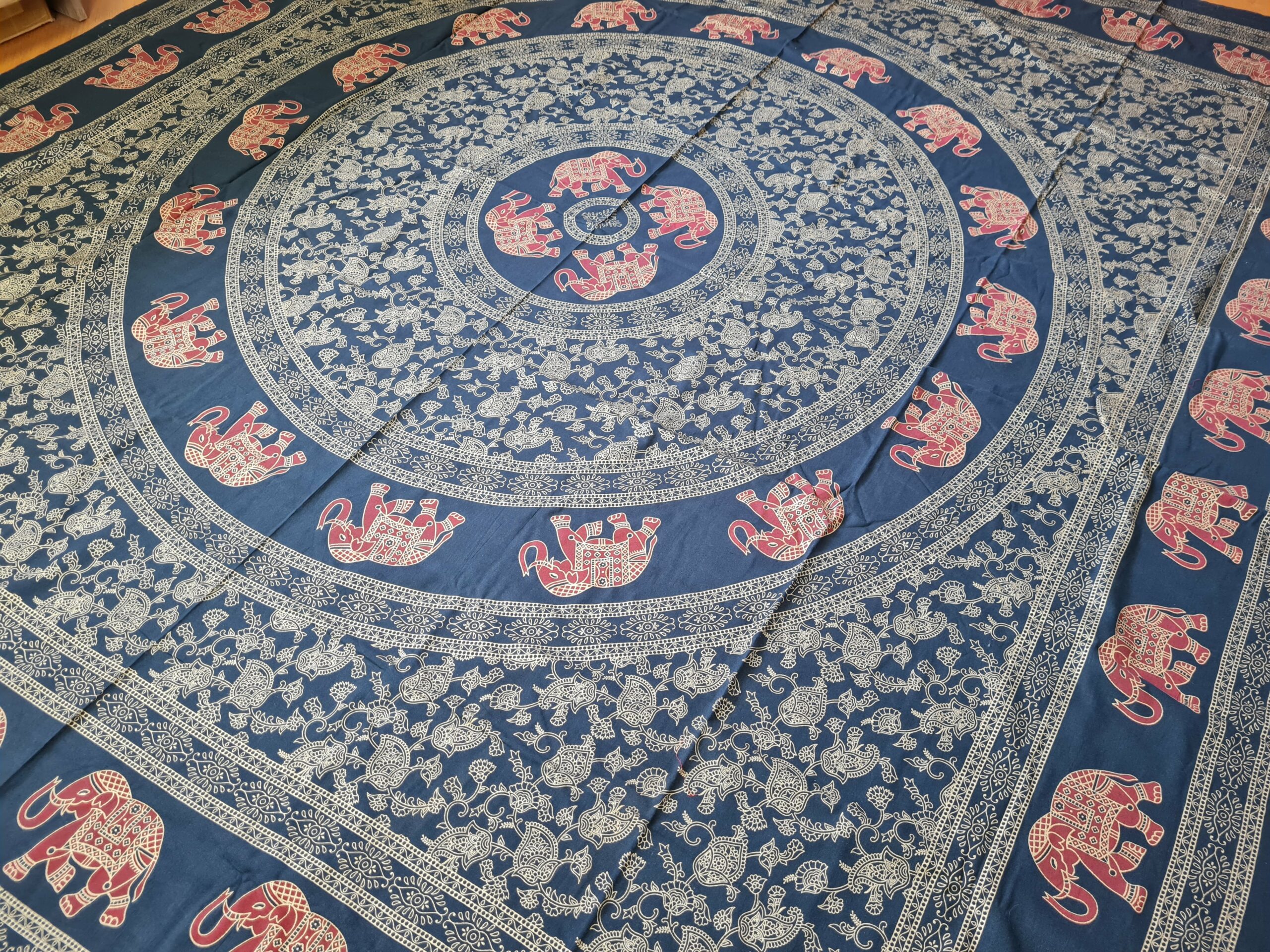 Colcha indiana grande de mandala com elefantes perto e coral