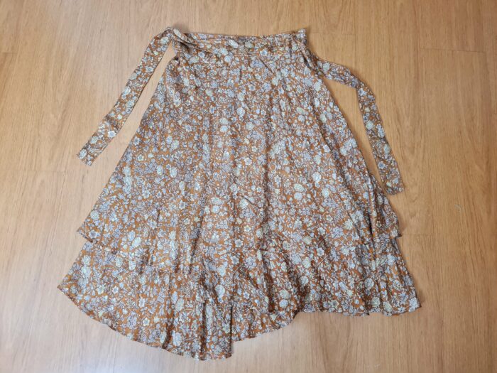 Saia indiana envelope em seda floral cor caramelo (várias amarrações)