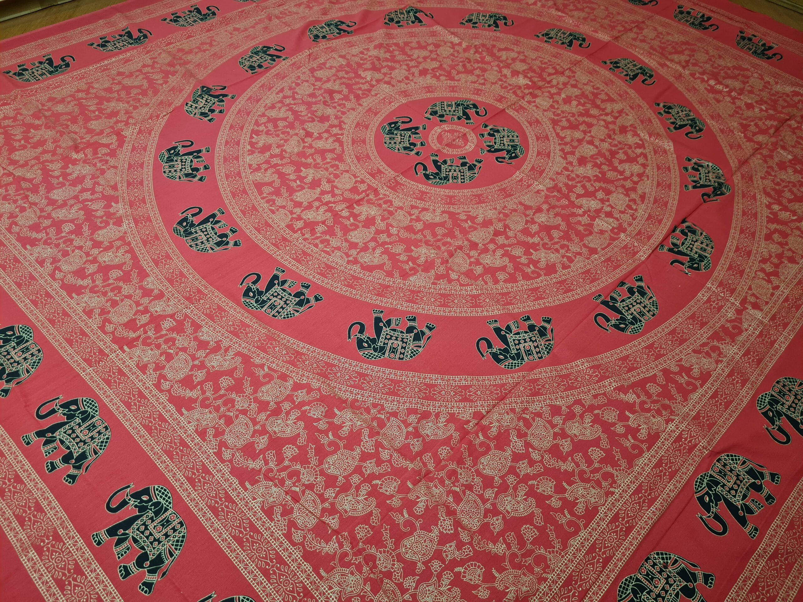 colcha indiana de mandala com elefantes vermelho e dourado com preto 2,40m