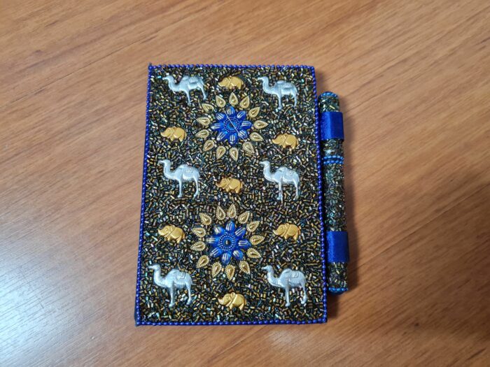 Caderno artesanal indiano estampa de camelos com caneta azul royal