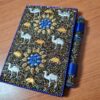 Caderno artesanal indiano estampa de camelos com caneta azul royal