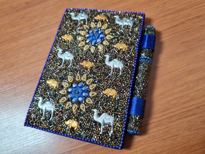 Caderno artesanal indiano estampa de camelos com caneta azul royal