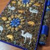 Caderno artesanal indiano estampa de camelos com caneta azul royal