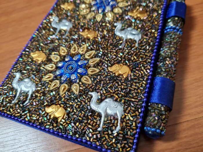 Caderno artesanal indiano estampa de camelos com caneta azul royal