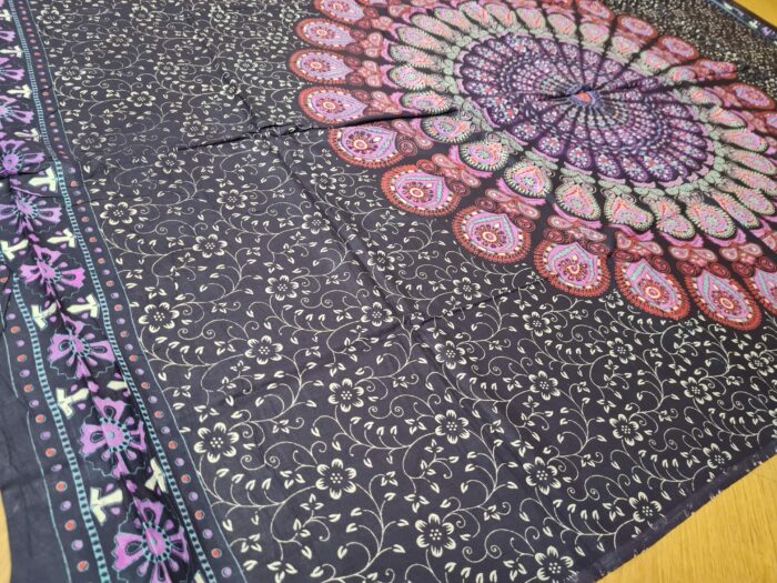 Panô indiano de algodão e viscose estampa de mandala marinho e roxo 1,70m