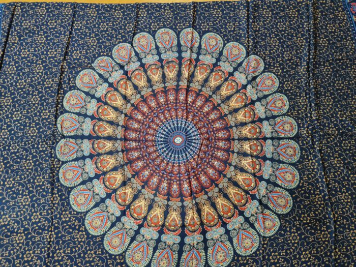 Panô indiano de algodão e viscose estampa de mandala marinho bege e coral 1,70m