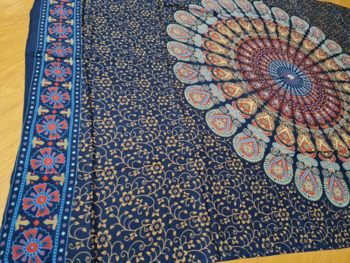 Panô indiano de algodão e viscose estampa de mandala marinho bege e coral 1,70m