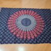 Panô indiano de algodão e viscose estampa de mandala marinho coral e lilás 1,70m