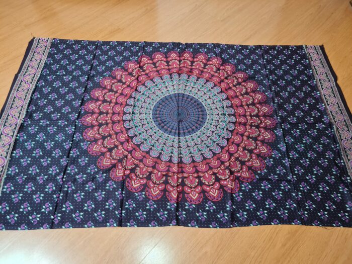 Panô indiano de algodão e viscose estampa de mandala marinho coral e lilás 1,70m