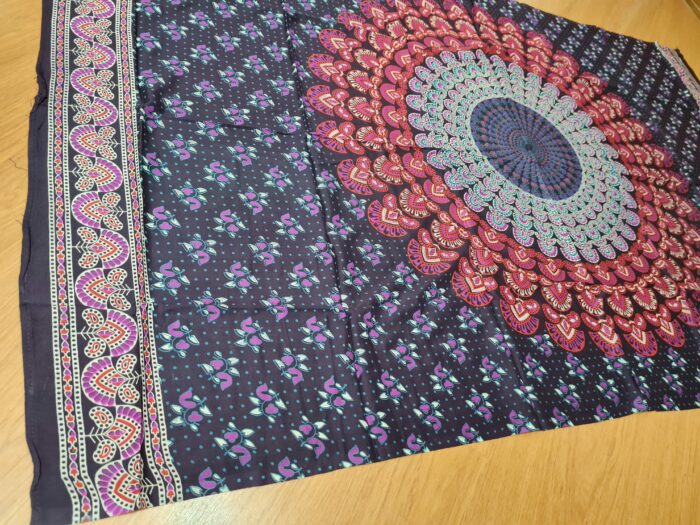 Canga indiana de algodão e viscose estampa de mandala marinho coral e lilás 1,70m