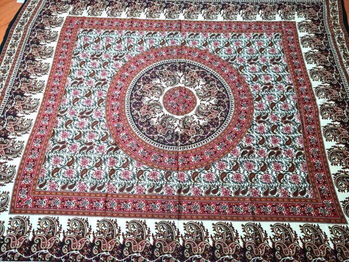 Colcha indiana ou painel decorativo Mandala preto bege e vinho (2,40m x 2,10m)