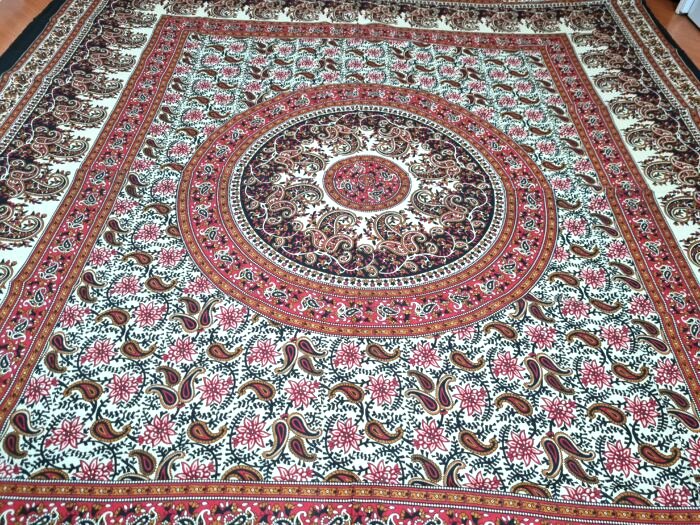 Colcha indiana ou painel decorativo Mandala preto bege e vinho (2,40m x 2,10m)