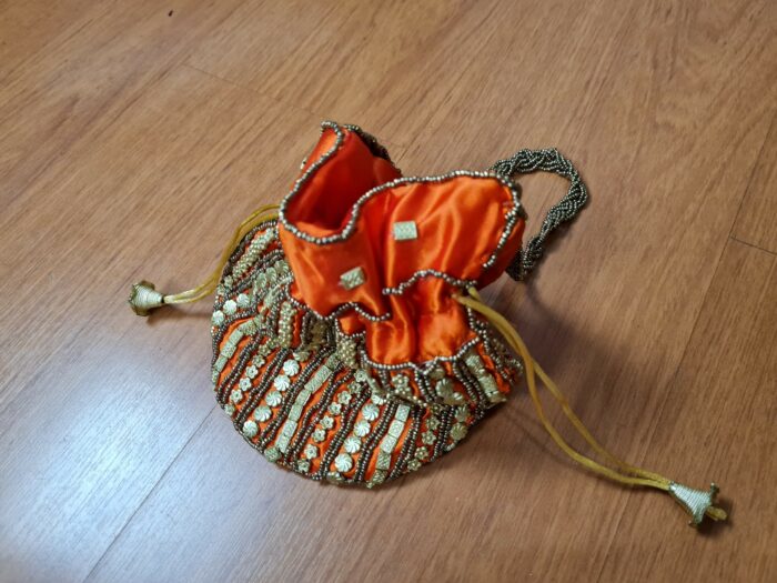 Bolsa indiana de saco cetim bordado laranja com dourado