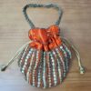 Bolsa indiana de festa temática especialmente festas hindús, linda para usar com sari, feita de cetim e bordados dourados. Laranja e dourado