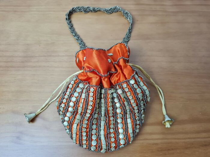 Bolsa indiana de festa temática especialmente festas hindús, linda para usar com sari, feita de cetim e bordados dourados. Laranja e dourado