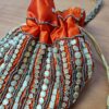 Bolsa indiana de saco cetim bordado laranja com dourado