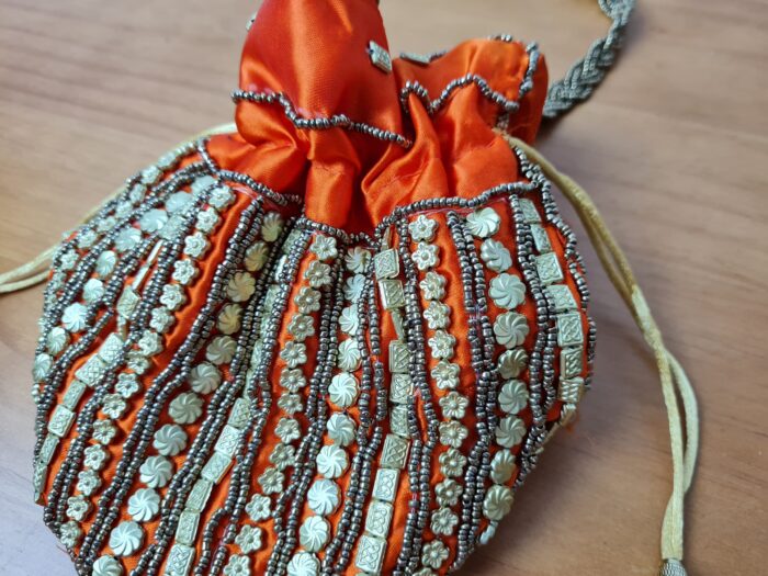 Bolsa indiana de saco cetim bordado laranja com dourado