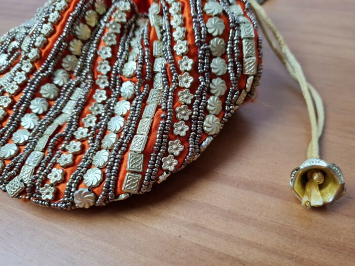 Bolsa indiana de saco cetim bordado laranja com dourado