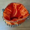 Bolsa indiana de saco cetim bordado laranja com dourado