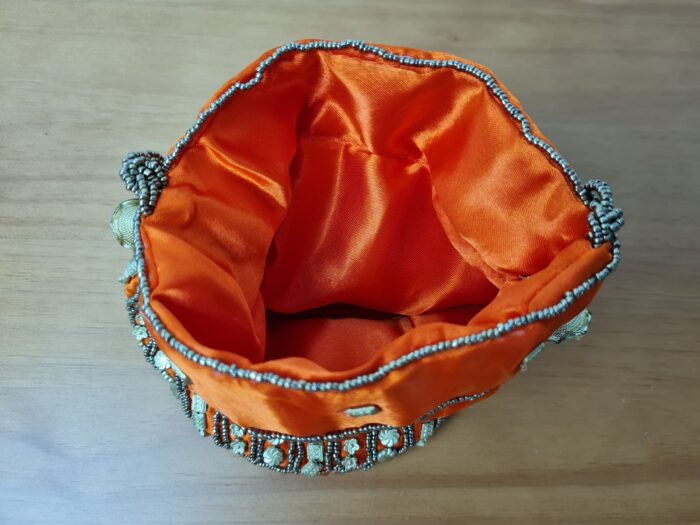 Bolsa indiana de saco cetim bordado laranja com dourado