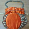 Bolsa indiana de saco cetim bordado laranja com dourado