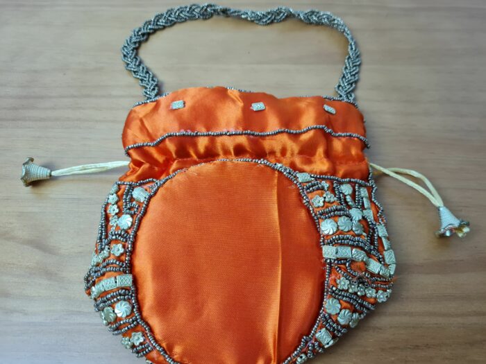 Bolsa indiana de saco cetim bordado laranja com dourado