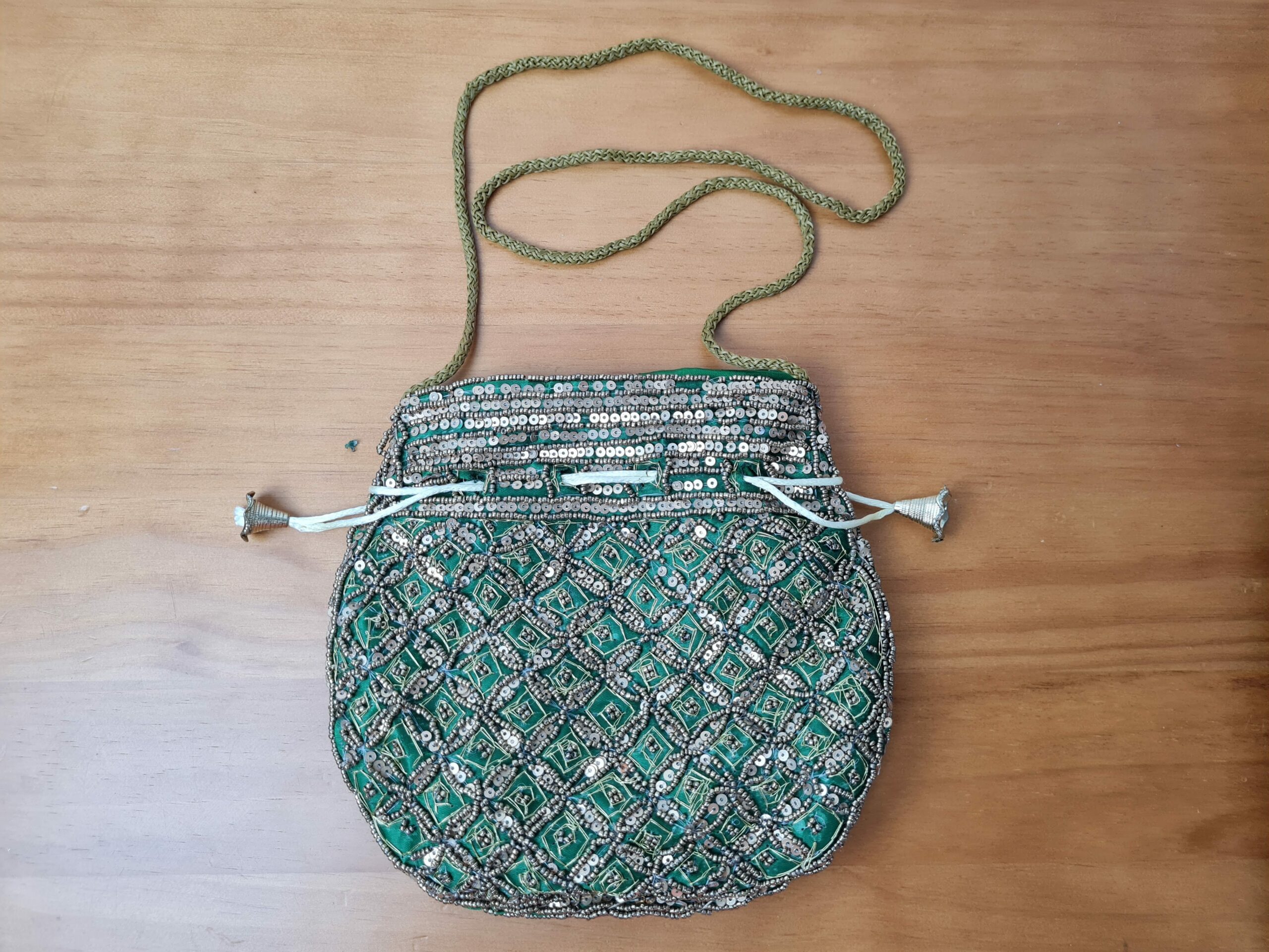 bolsa indiana de cetim com bordados e pedras dourados para festa indiana (uso especial com sarees)
