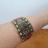 Bracelete de metal mosaico de pedras indiano coral e turquesa