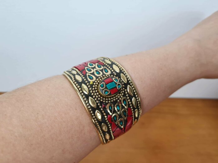 Bracelete de metal mosaico de pedras indiano coral e turquesa