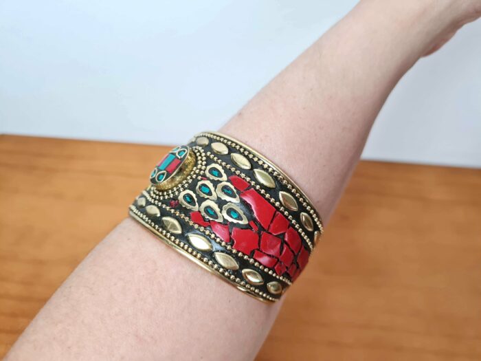 Bracelete indiano dourado com pedrarias coral e turquesa