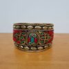 Bracelete indiano dourado com pedrarias coral e turquesa