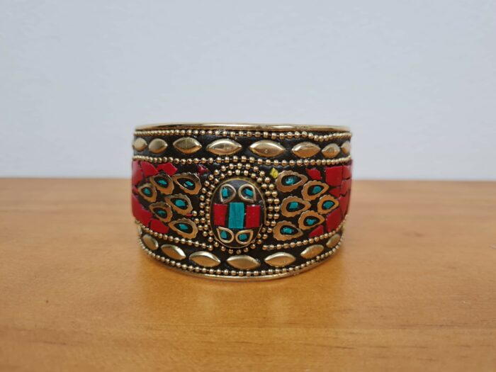 Bracelete indiano dourado com pedrarias coral e turquesa