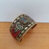 Bracelete indiano dourado com pedrarias coral e turquesa