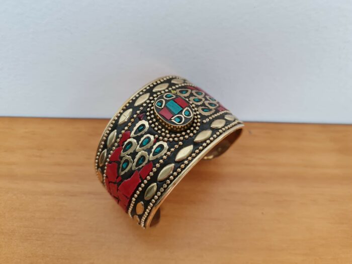Bracelete indiano dourado com pedrarias coral e turquesa