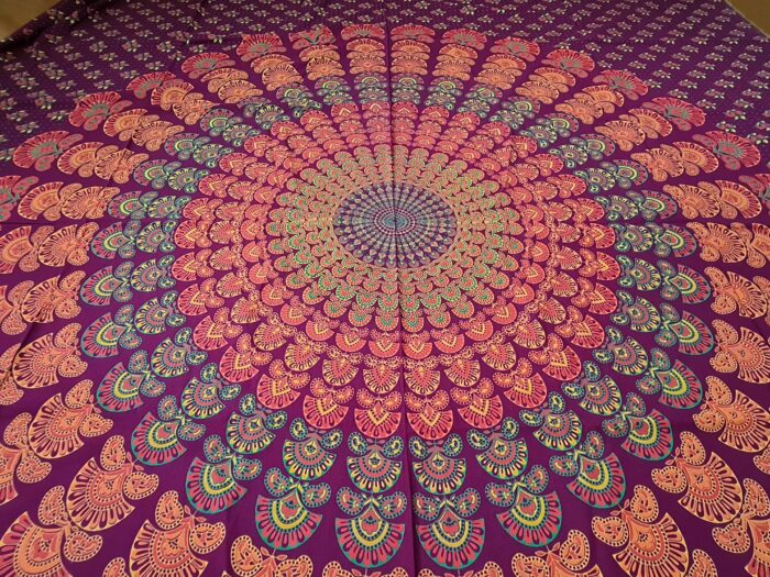 Colcha indiana ou painel decorativo Mandala uva e cores quentes (2,40m x 2,10m)
