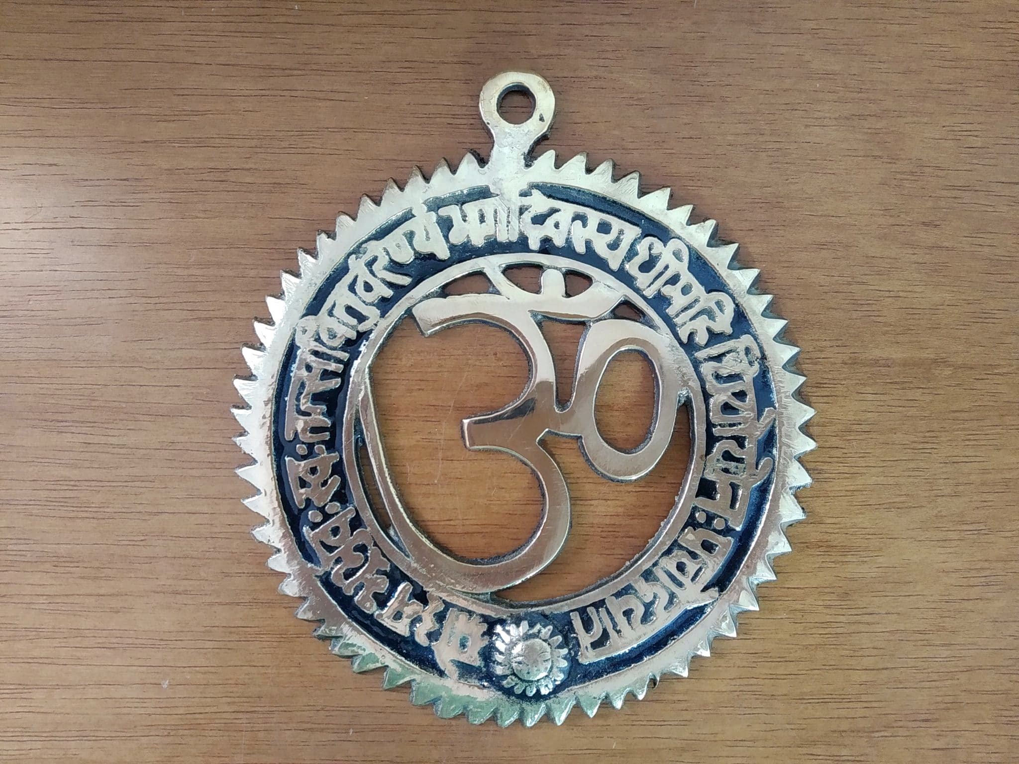 Placa de Om de metal dourado com mantra Gayatri para decorar portas e parede