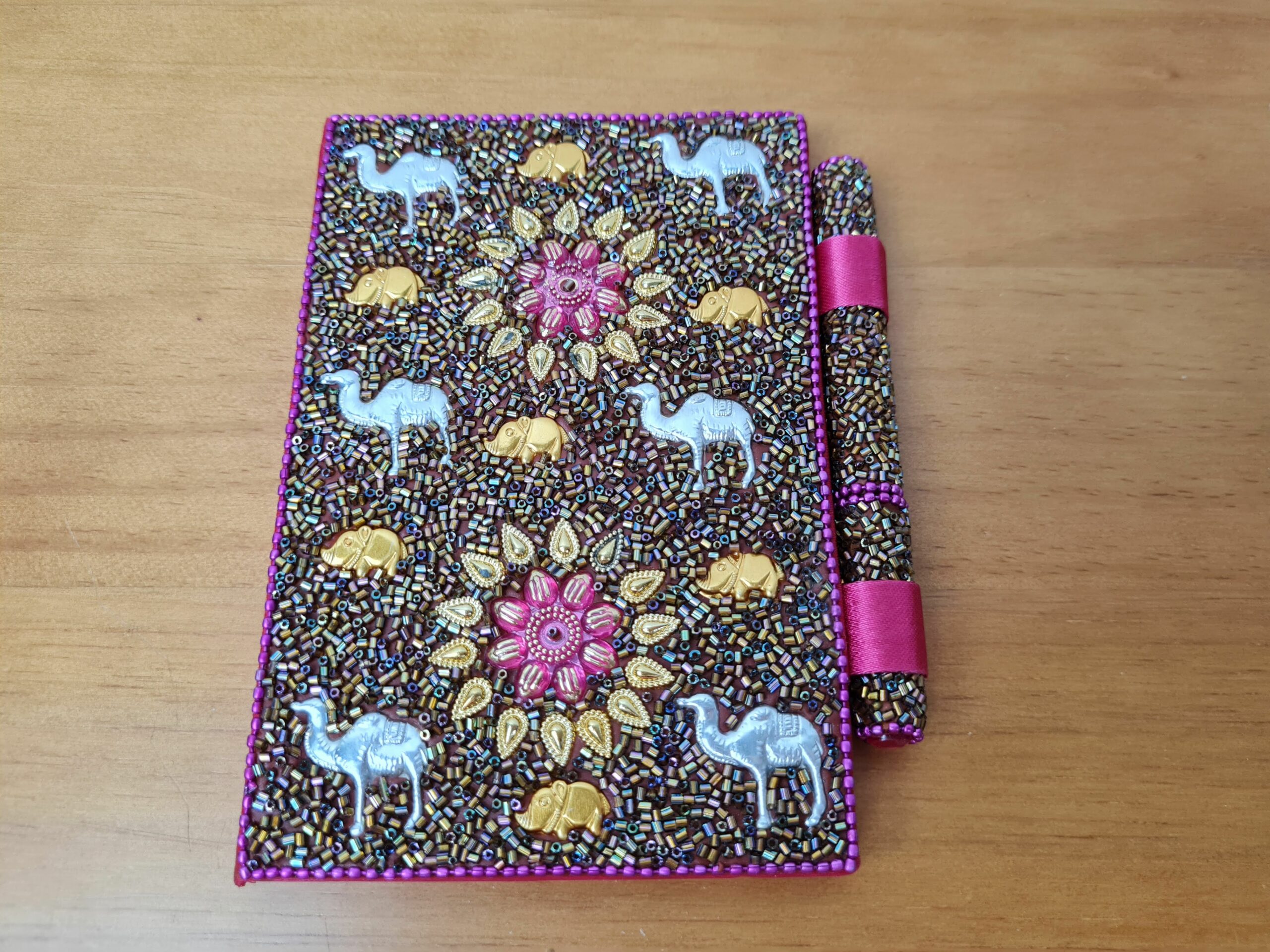 Caderno indiano artesanal (agenda), feito artesanalmente com estampa de camelo, 15x10cm (pintado a mão) rosa, com vidrilhos e caneta