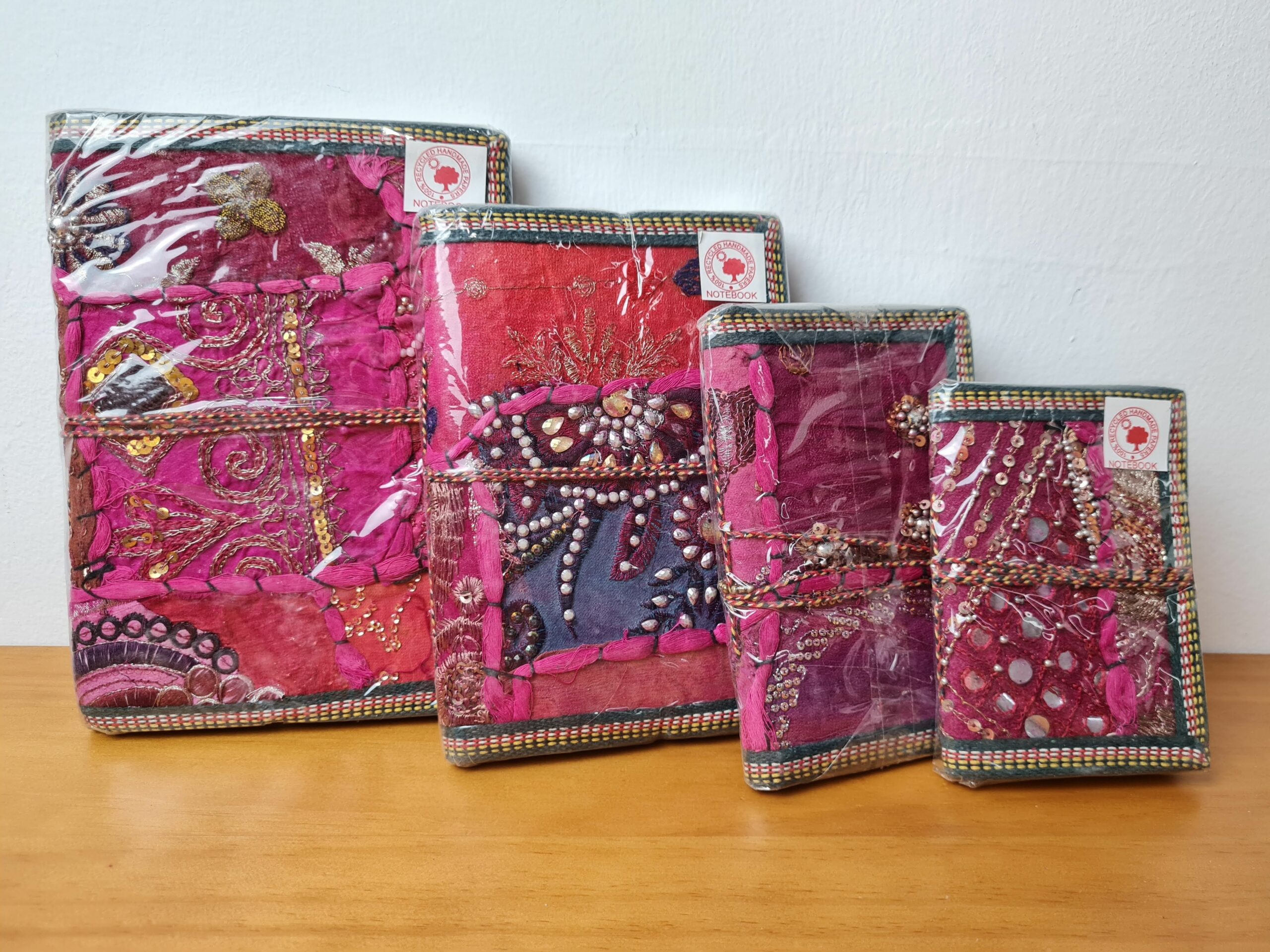 Kit com 4 cadernos indianos todo artesanal com papel reciclado e folhas sem pauta. A capa é pintada a mão e costurado com borda artesanal também. Rosa