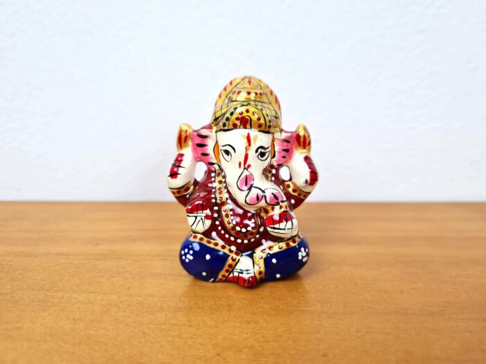 Ganesha mini produzido com a técnica tradicional indiana, o cloisonné, que é baseada em esmaltação especial em metal. Branco e colorido. 6cm