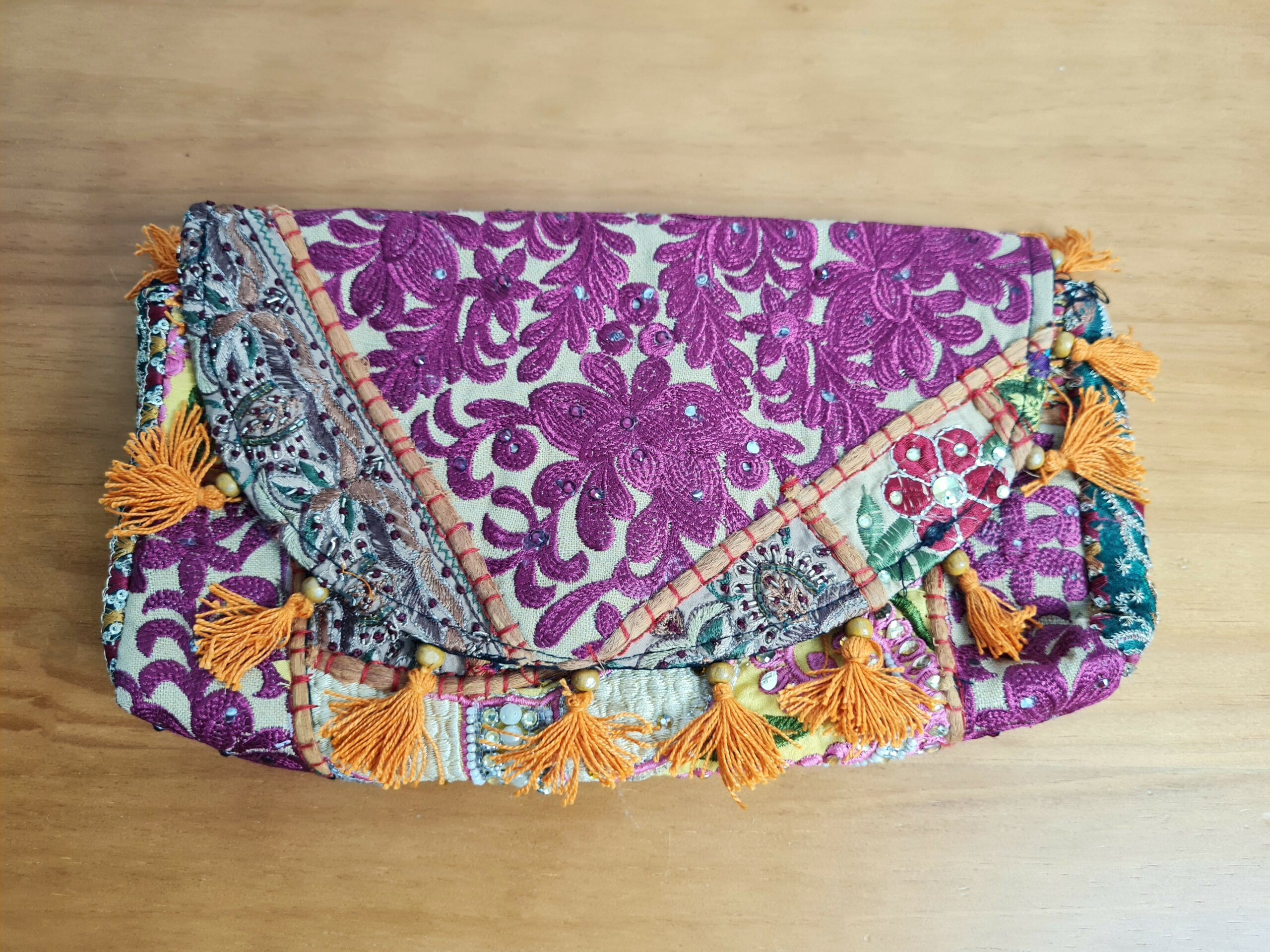 Bolsa indiana Banjara toda bordada em técnica patchwork hindu com alça opcional, podendo usar como bolsinha de mão. Super estilosa. Lilás e color