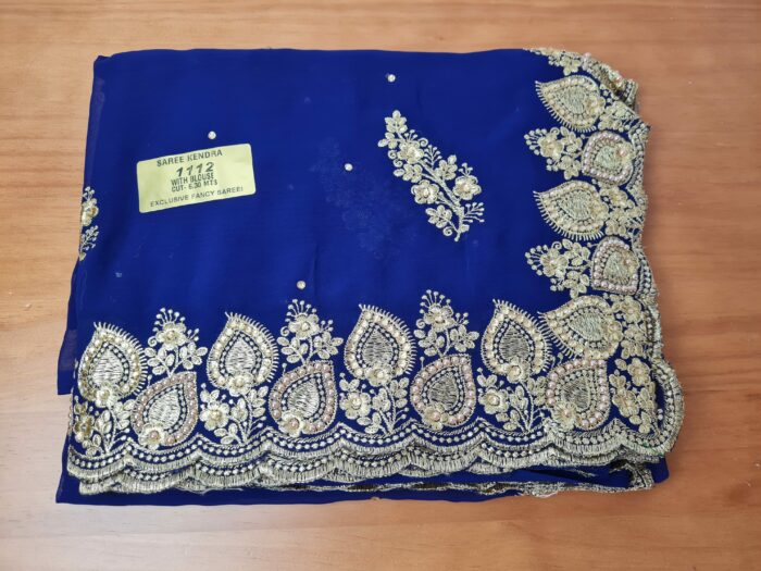 saree de luxo azul com bordados dourados para festas indianas