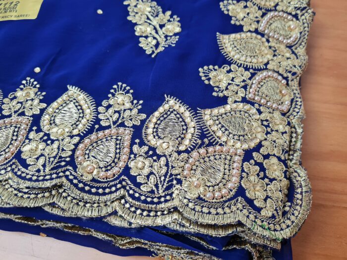 Sari indiano de seda luxuoso azul marinho com bordados e pérolas