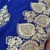 Sari indiano de seda luxuoso azul marinho com bordados e pérolas