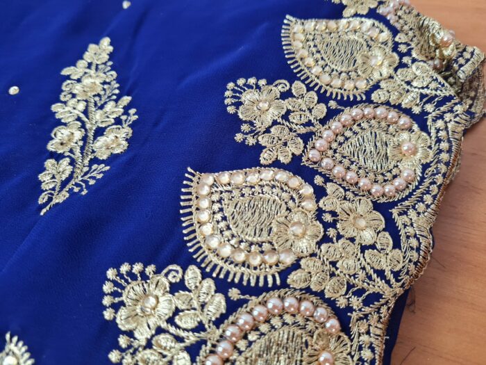 Sari indiano de seda luxuoso azul marinho com bordados e pérolas