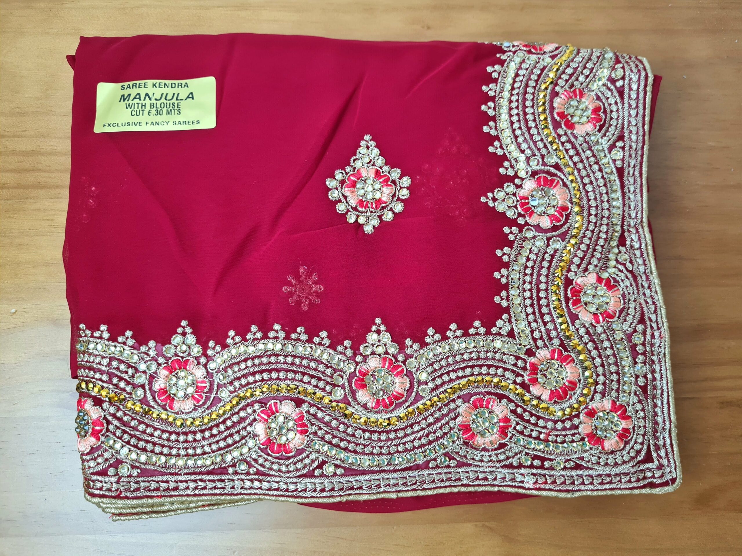 Saree indiano para noivas vermelho com bordados dourados