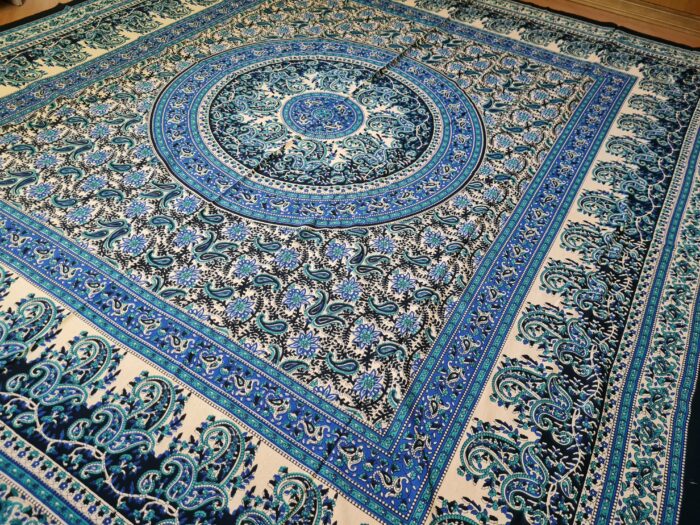 Colcha indiana ou painel decorativo Mandala preto creme e azul (2,40m x 2,10m)