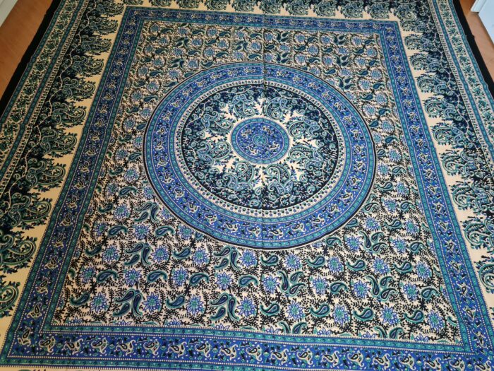 Colcha indiana ou painel decorativo Mandala preto creme e azul (2,40m x 2,10m)